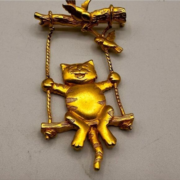 Vintage J.J. gold Cat on a swing brooche - Picture 2 of 2